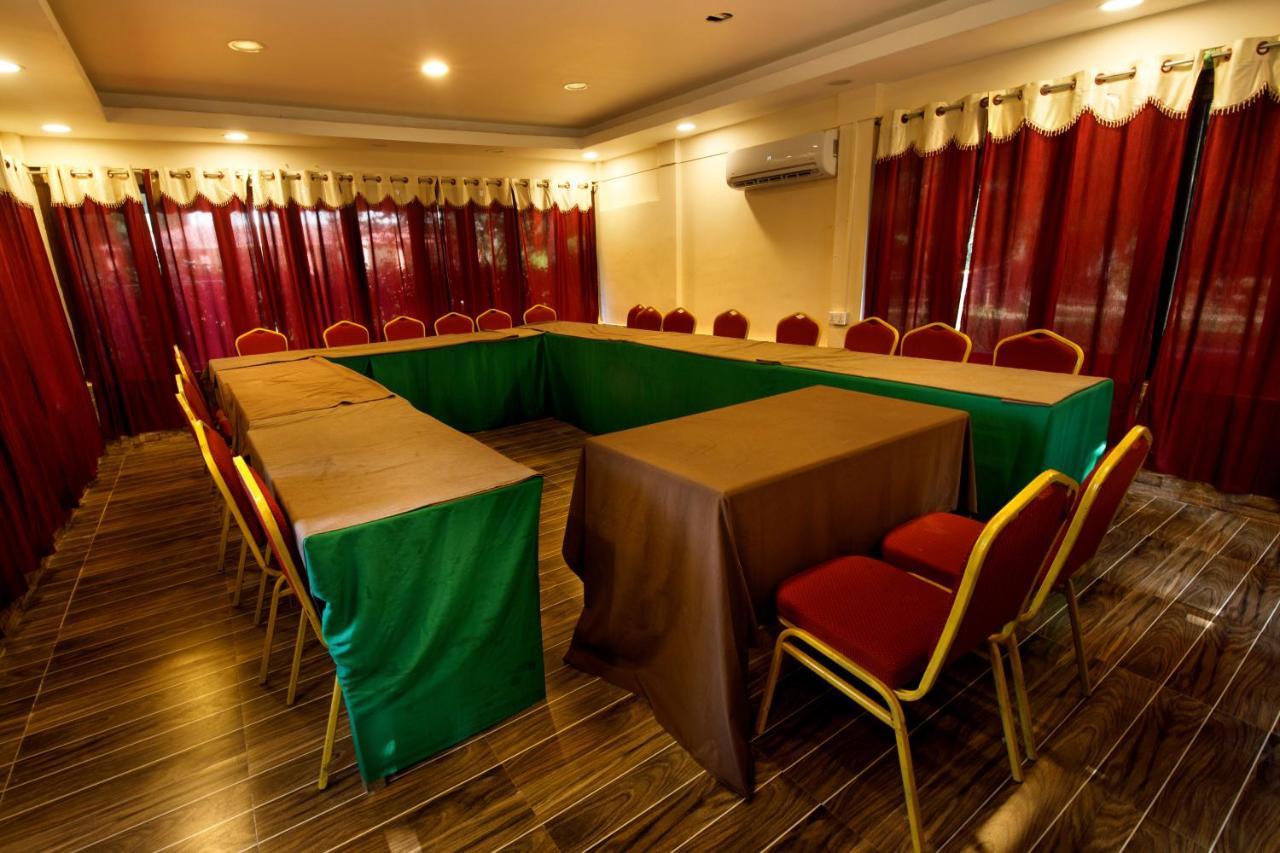 Chitwan Paradise Hotel Sauraha Zewnętrze zdjęcie