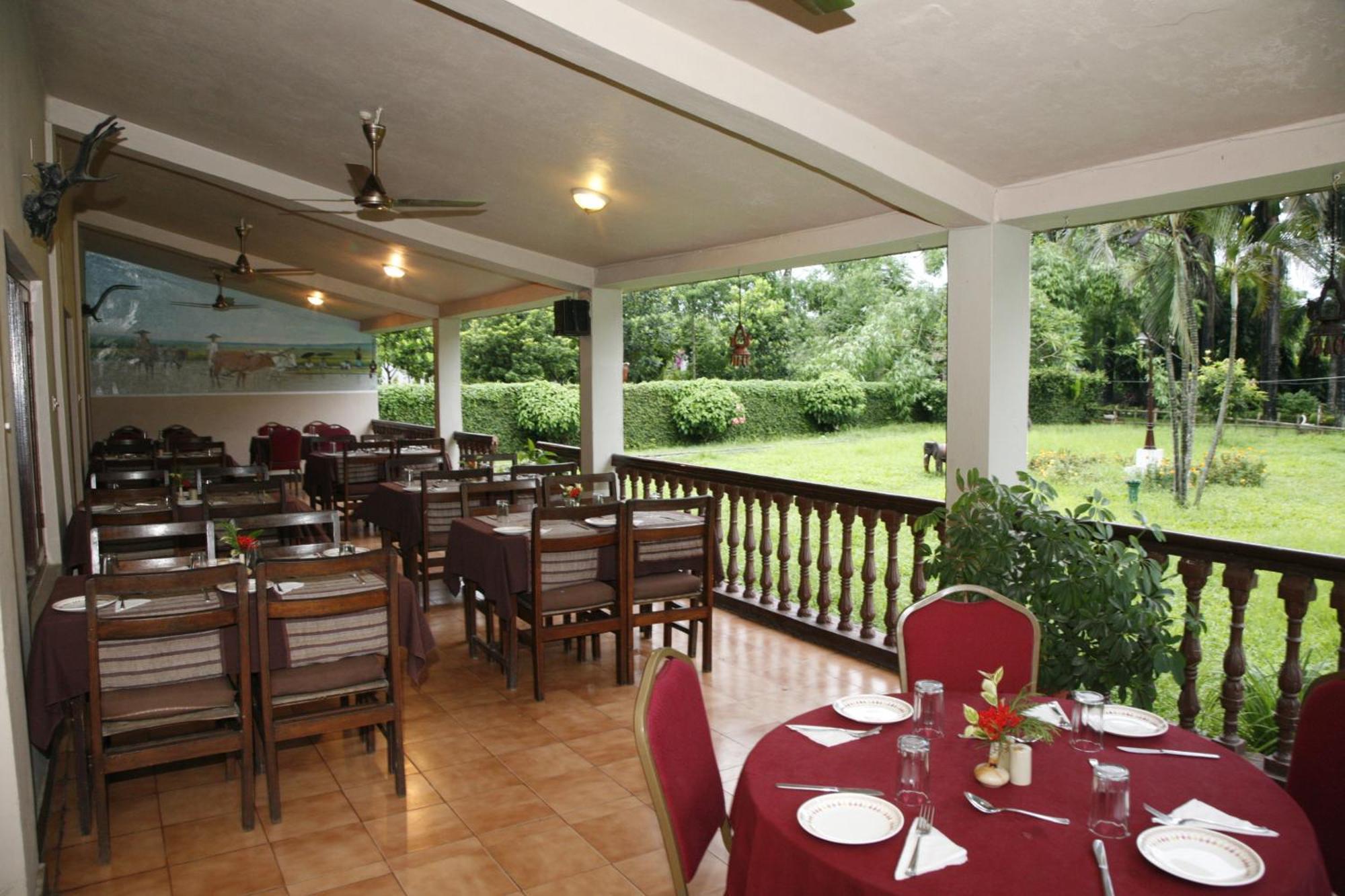 Chitwan Paradise Hotel Sauraha Zewnętrze zdjęcie