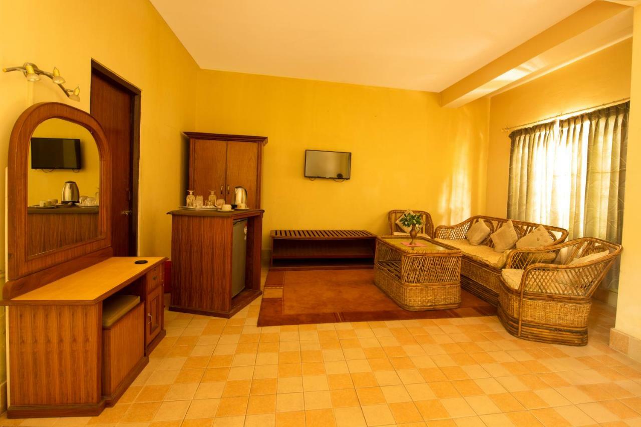 Chitwan Paradise Hotel Sauraha Zewnętrze zdjęcie
